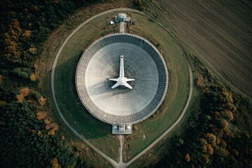 Obraz premium Aerial view of a radio telescope satellite dish in a field