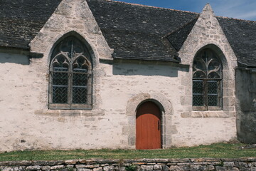 Fen&ecirc;tres et porte de chapelle .