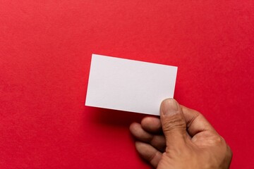 空白のカードを持つ人の手元