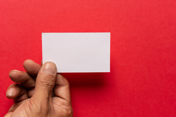 空白のカードを持つ人の手元