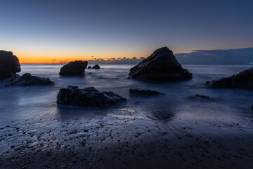 美しい海岸の日の出