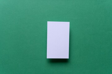 緑背景に白いカード