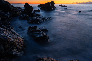 美しい海岸の日の出