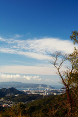 兵庫県・鍋蓋山から明石海峡大橋を見る