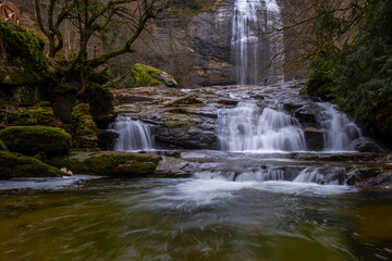 Obraz premium Suuçtu Waterfall in Bursa is a stunning natural site with cascading water, surrounded by lush greenery. It's a popular spot for nature walks and photography, offering a serene atmosphere year-round.