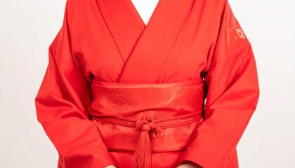 成人式のために用意された赤い振袖を身にまとう若い日本人女性。
顔を見せず、後ろ姿と帯を中心に和装の美しさを強調。
落ち着いた無地背景と柔らかなスタジオ照明で質感を表現。