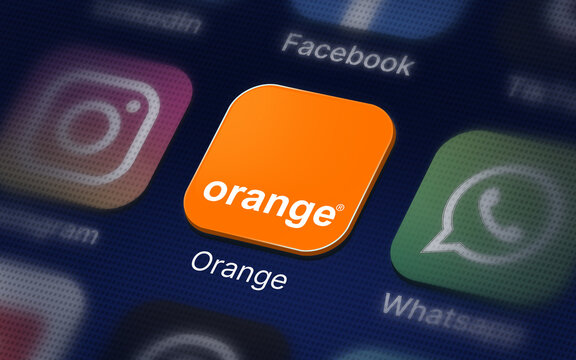 Orange logo sur un &eacute;cran num&eacute;rique