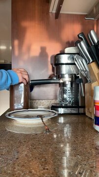Proceso de preparaci&oacute;n de caf&eacute; en m&aacute;quina cafetera paso a paso time lapse en cocina de casa