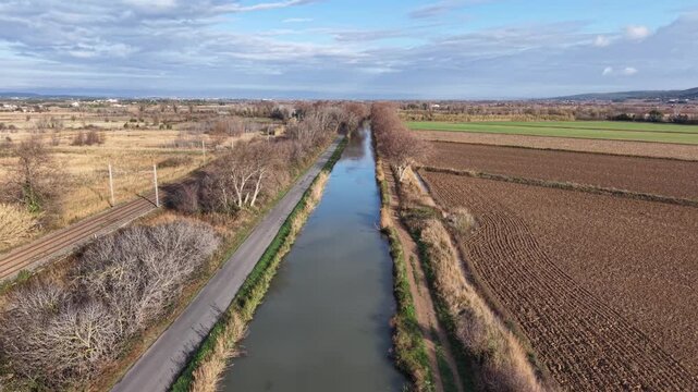 Le canal de la Robine entre Narbonne et Port la Nouvelle dans l'Aude en r&eacute;gion Occitanie. (France)
