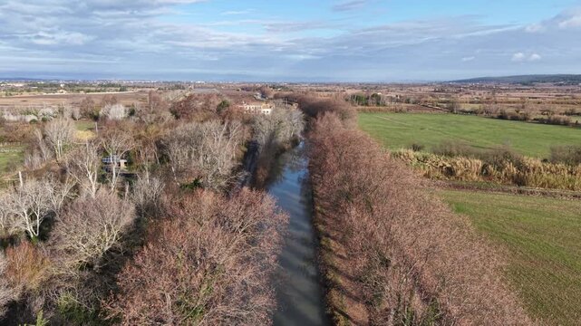 Le canal de la Robine entre Narbonne et Port la Nouvelle dans l'Aude en r&eacute;gion Occitanie. (France)