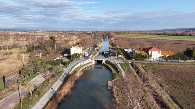 L'&eacute;cluse de Mandirac sur le canal de la Robine entre Narbonne et Port la Nouvelle .