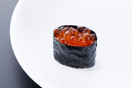 いくらの軍艦巻き」の写真素材 | 1,472件の無料イラスト画像 | Adobe Stock