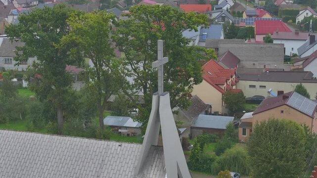 Wąski kadr na wieżę kościoła katolickiego