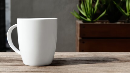 白いマグカップがテーブルに置かれている場面