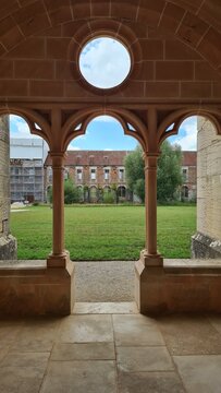 L'ancien b&acirc;timent des fr&egrave;res convers de l'abbaye de C&icirc;teaux vu &agrave; travers les arcades du scriptorium
