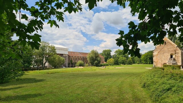 Les vestiges de l'abbaye de C&icirc;teaux vus une belle journ&eacute;e d'&eacute;t&eacute; (b&acirc;timent des fr&egrave;res convers et scriptorium)