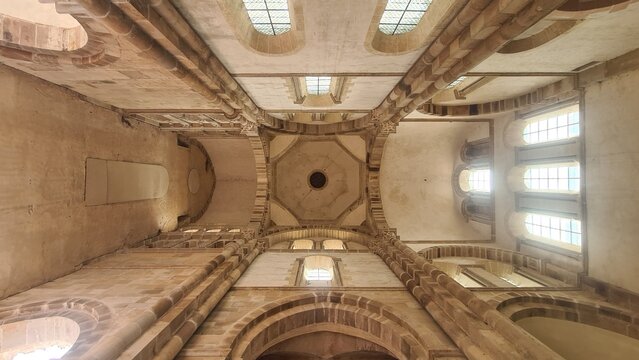 Belle vue en perspective des vestiges de l'abbatiale de l'abbaye de Cluny