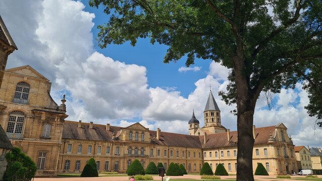 Belle vue sur l'abbaye de Cluny depuis le parc (Bourgogne)
