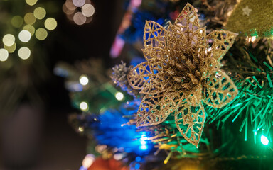 Złoty kwiat jako ozdoba na świątecznej choince © PIOTR D