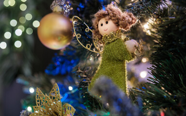 Świąteczny aniołek na choince – bożonarodzeniowa dekoracja z bokeh świateł © PIOTR D