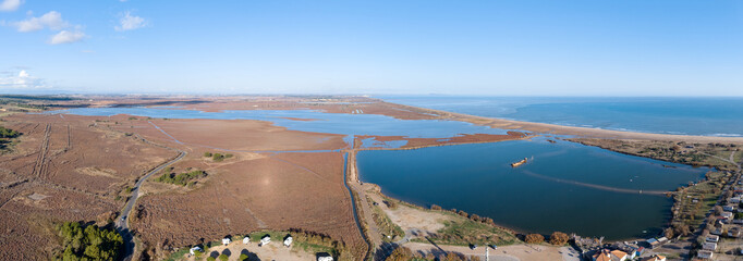 Grand panorama de l'&eacute;tang de pissevache &agrave; Fleury d'Aude en Occitanie.