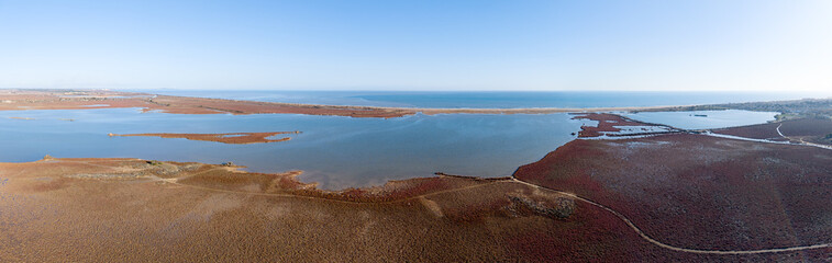 Grand panorama de l'&eacute;tang de pissevache &agrave; Fleury d'Aude en Occitanie.