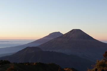 Peaceful mountain silhouette at dusk with a soft gradient sky and calm evening atmosphere