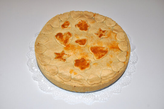 torta empanado de camar&atilde;o com decora&ccedil;&atilde;o de cora&ccedil;&otilde;es 