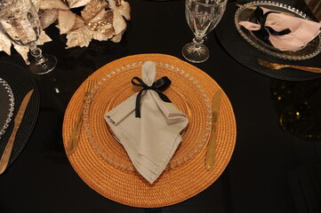 mesa arrumada decorada com decoração dourada e preta  © Alexandre
