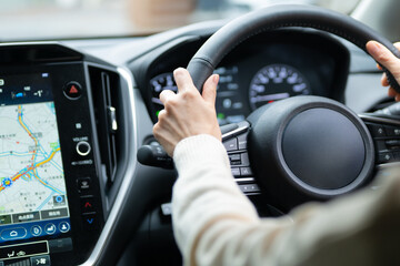 Obraz premium 女性 車 運転 カーナビ