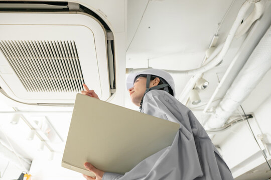 空調設備の点検をする女性