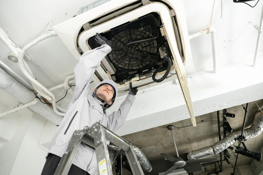 空調設備の点検をする女性