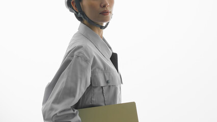 ヘルメットを被った作業員