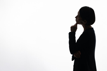 考えるビジネスウーマン