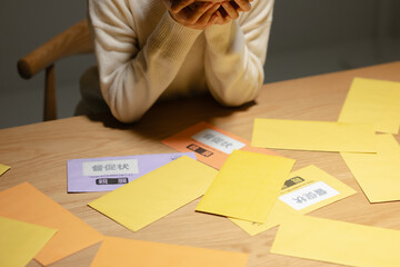 督促状に悩む女性