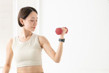 ダンベルで運動する女性