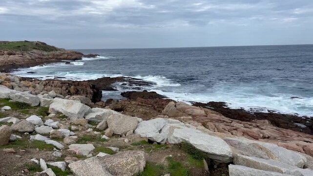 Wellen treffen auf die K&uuml;ste im Herbst bei A Cuna, Spanien