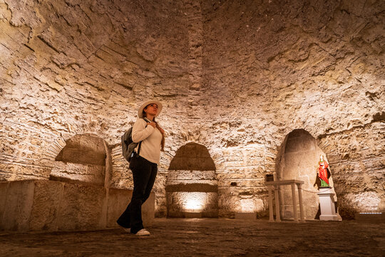 Mujer viajera explorando el subterr&aacute;neo del Palacio de Diocleciano, en la ciudad de Split, Croacia