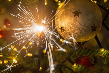 Brennende Wunderkerze am Weihnachtsbaum
