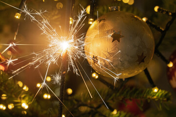 Brennende Wunderkerze am Weihnachtsbaum