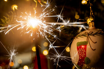 Brennende Wunderkerze am Weihnachtsbaum