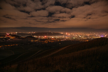 Kapellberg bei Fellbach, Neckartal Stuttgart, Silvesternacht 2025 / 2026. Fernsehturm am Horizont, während Böller und Raketen zum Jahreswechsel den Nachthimmel erleuchten und das neue Jahr begrüßen. © jiriviehmann