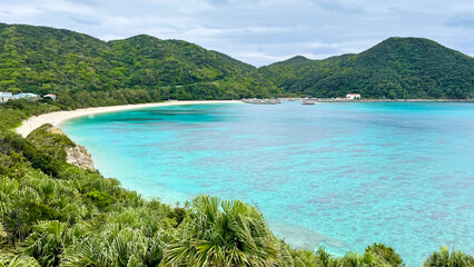 エメラルドグリーンに広がる絶景の海 沖縄 渡嘉敷島