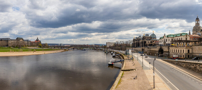 Einsturz Reste der Carolabr&uuml;cke &uuml;ber die Elbe in Dresden