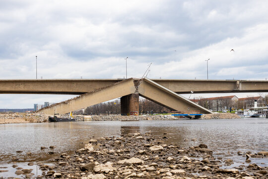 Einsturz Reste der Carolabr&uuml;cke &uuml;ber die Elbe in Dresden