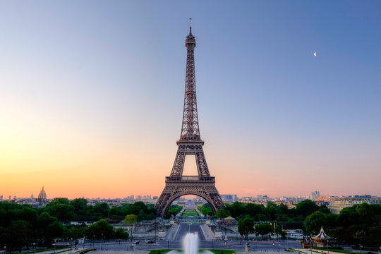 La Tour Eiffel &agrave; l'aurore