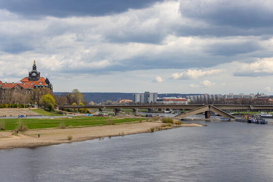 Einsturz Reste der Carolabr&uuml;cke &uuml;ber die Elbe in Dresden