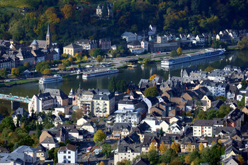Aussicht auf die Mosel und Traben-Trarbach vom Ort Starkenburg im Landkreis Bernkastel-Wittlich in Rheinland-Pfalz im Herbst. Aussicht vom Wanderweg Moselsteig Seitensprung Leiermannspfad. © Philipp
