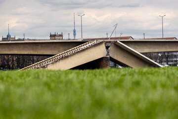 Einsturz Reste der Carolabr&uuml;cke &uuml;ber die Elbe in Dresden