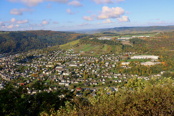 Aussicht auf Traben-Trarbach vom Ort Starkenburg im Landkreis Bernkastel-Wittlich in Rheinland-Pfalz im Herbst. Aussicht vom Wanderweg Moselsteig Seitensprung Leiermannspfad. © Philipp